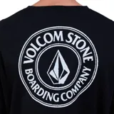 Remera de manga larga Volcom color negro, con cuello redondo y logo circular de la marca estampado en el pecho.