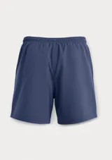 Bermuda deportiva de corte clásico, color azul, con bolsillos laterales y ajuste elástico en la cintura.