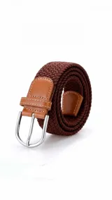 Cinto casual unisex de tejido elástico trenzado en color marrón oscuro, con puntera y pasador de cuero sintético color suela y hebilla metálica plateada.