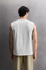 Musculosa de corte relajado confeccionada en tejido compacto de algodón, con cuello redondo y sisas con acabado irregular. Pertenece a la línea Zara Athleticz.