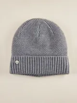 Gorro de lana tejido con diseño de punto texturizado y borde acanalado. Incluye una pequeña insignia metálica circular con el logo de la marca en la parte frontal.