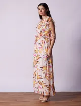 Vestido largo estampado de flores, marca Donna Ricco. Escote en V cruzado, mangas cortas con volados y lazo de ajuste en la cintura.