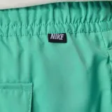 Short de baño color verde agua con cintura elástica ajustable con cordón blanco y logo de Nike bordado en blanco en la pierna derecha.