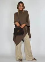 Cartera de mano negra de gamuza con flecos y cierre dorado.