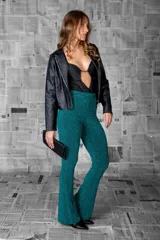 Pantalón acampanado de tiro medio confeccionado en tejido azul con textura y lurex.