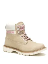 Botas Caterpillar modelo Colorado 2.0 de cuero nubuck en color tostado, con cordones bicolores en tonos rosados y blancos, cuello acolchado blanco con el logo de la marca en rosa, y suela dentada de goma.