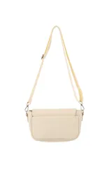 Bandolera de tamaño pequeño con solapa frontal, confeccionada en material texturizado. Cuenta con una correa larga ajustable de cinta tejida y herrajes metálicos plateados.