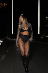 Manguitas largas de malla negra con incrustaciones de strass o brillos, cuello redondo y puños ajustados.