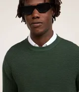 Suéter celeste de punto con textura acanalada horizontal, cuello redondo y mangas largas con puños ajustados.