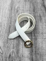 Cinto blanco de cuero sintético con hebilla redonda dorada.