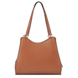 Cartera Guess modelo Elsa de color marrón, elaborada en poliuretano con diseño estructurado, doble asa superior y herrajes plateados. Incluye un pequeño monedero colgante con cierre y logo impreso, además del emblema triangular de la marca en el frente.