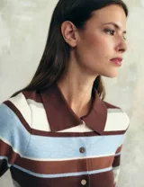 Cardigan de punto con diseño a rayas horizontales en tonos marrón, beige y celeste. Presenta cuello tipo polo, cierre frontal con botones y ajuste al cuerpo.