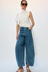 Jeans balloon leg de tiro medio color tostado, con diseño de cinco bolsillos, efecto lavado y costuras decorativas laterales.