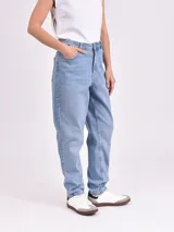 Pantalón de jean negro de corte recto, tiro alto y cinco bolsillos.