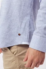 Camisa de manga larga para hombre, color azul claro jaspeado, con cuello clásico y botones blancos. Corte ajustado (slim fit).