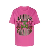 Remera de cuello redondo y manga corta en color fucsia. Presenta un estampado gráfico central con el logo de Adidas, la inscripción Farm Rio, el número 3 y motivos tropicales con tucanes.