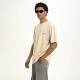 Remera celeste de corte holgado con cuello redondo y mangas cortas.