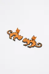 Par de aros colgantes con forma de gato atigrado naranja con contorno negro y dije con forma de rayo.