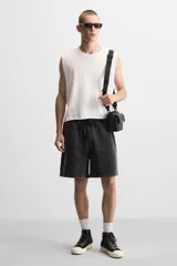 Bandolera negra con textura grabada, compartimento principal con cierre de cremallera y bolsillo interior con cremallera. Bolsillo frontal con solapa y cremallera. Asa de hombro removible y ajustable.