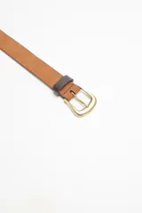 Cinto de cuero color marrón claro con hebilla dorada.