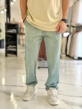 Pantalón de jean de corte oversize, con diseño amplio y relajado en tono celeste claro.