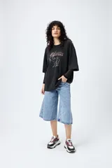 Remera azul de manga corta con estampa de caballo y texto "It's about to get WESTERN".