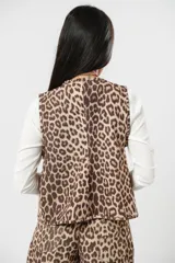Chaleco con estampado animal print, sin mangas y con cierre frontal con lazos.