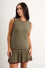 Vestido corto de punto color bordó con detalles en celeste claro en el cuello, sisas y el ruedo, sin mangas y con diseño evasé.