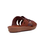 Sandalia de mujer color caramelo con taco corrido y capellada de tiras de cuero trenzadas y con flecos.