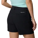Short negro de tiro medio para mujer, de la marca Columbia, confeccionado con tejido elástico con tecnología repelente al agua y a las manchas, ideal para actividades al aire libre y trail.
