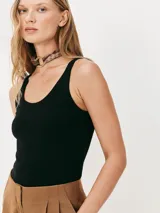 Musculosa ajustada color crema, con cuello redondo y tejido acanalado.