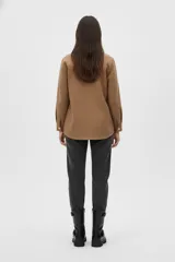 Sobrecamisa color camel con textura, cuello camisero, botones frontales y dos bolsillos de parche con solapa en el pecho.