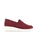 Slip-on de cuero gamuza en color bordó, con suela elevada blanca y elásticos laterales para facilitar el calce.