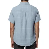 Camisa celeste con diseño a cuadros blancos, de manga corta, con cuello clásico, cierre frontal con botones marrones y bolsillo de parche en el pecho.