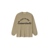 Remera manga larga de Fear of God Essentials en color tostado, con diseño oversize y cuello redondo. Presenta un estampado gráfico en el pecho con las inscripciones "Fear of God" en la parte superior y "Essentials" en tipografía cursiva.