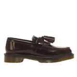 Mocasines Dr. Martens modelo Adrian en cuero color bordó, con doble borla, flecos decorativos y suela gruesa con costura visible.