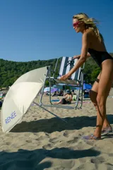 Traje de baño entero negro texturizado con escote halter y abertura central.