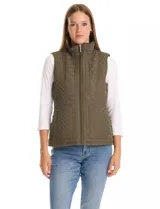 Chaleco capitoneado color verde oliva, con cuello alto, cierre frontal completo y bolsillos laterales. El interior está completamente forrado en símil piel para mayor calidez.