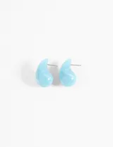 Aros con forma de gota color celeste marmolado, con cierre de tuerca.