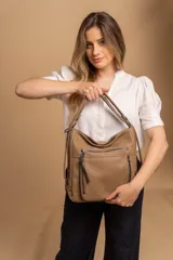 Cartera mochila versátil de cuero sintético con textura granulada. Cuenta con múltiples bolsillos frontales con cierre, correas ajustables que permiten usarla como bolso de hombro o mochila, y un diseño funcional con divisiones internas.