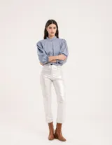 Blusa celeste de cuello mao y mangas abullonadas con puños elásticos. Tiene tajos laterales y botones en la delantera.