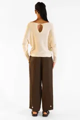 Sweater de punto con escote bote y mangas murciélago de diseño holgado en color crema.