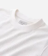 Remera de manga corta color verde militar, con cuello redondo y diseño de textura vertical acanalada, marca Marfinno.