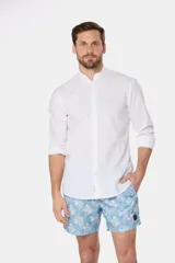 Short de baño celeste con estampado de flores blancas.