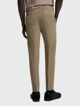 Pantalón de vestir Boss de corte recto y diseño técnico con propiedades repelentes al agua. Presenta cierre frontal con botón, trabillas para cinturón y bolsillos laterales.