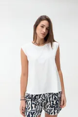 Remera negra sin mangas, de corte holgado, con hombreras marcadas y cuello redondo.