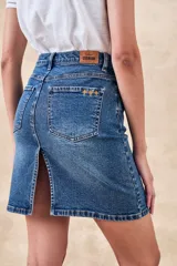 Minifalda de jean azul con lavado medio, corte recto y tiro alto.