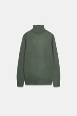 Jersey de cuello alto confeccionado en lana 100%, de manga larga y diseño clásico con acabado de tacto suave.