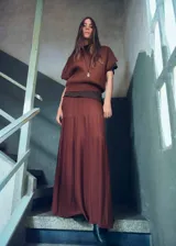 Jersey de punto color marrón chocolate, con cuello perkins y manga corta. Presenta un diseño de corte relajado y tejido de punto medio.