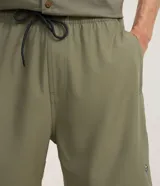 Short de baño marrón con cintura elástica con cordón de ajuste y bolsillos laterales.